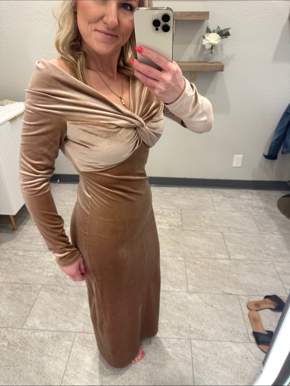 Old Navy Off-Shoulder Velvet Maxi Dress in Mauve women’s size Small - Picture 3 of 6